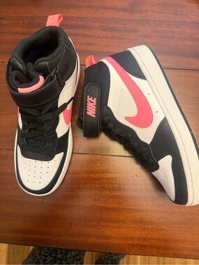 Nike  Court Borough Mid  Size 4.5 Youth